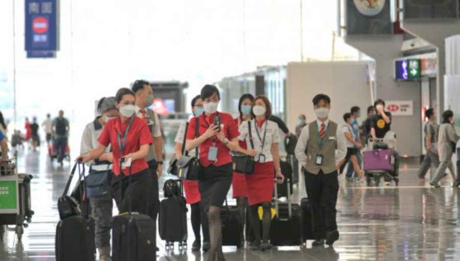 胡錫進建議國泰為空中服務員進行尊重乘客的教育。