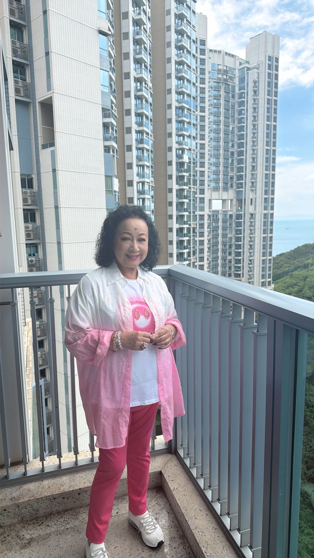 薛家燕站於豪宅露台,身後是住宅大樓,景觀開揚。 薛家燕站於豪宅露台,身後是住宅大樓,景觀開揚。