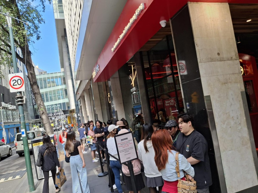 店外出現排隊人龍。
