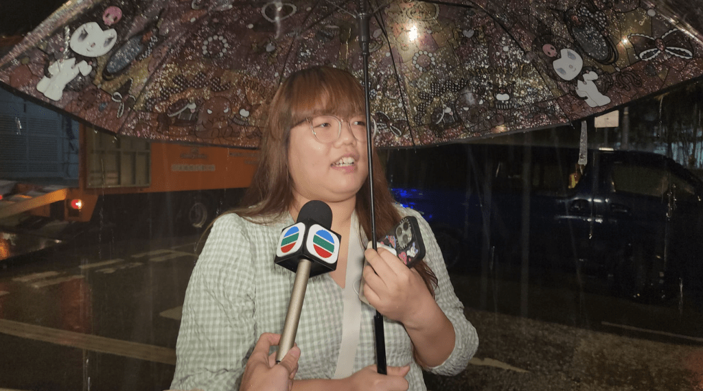 邵小姐的愛驅被水浸過一半,由於未有購買「全保」,恐會全數損失。黎志偉攝 邵小姐的愛驅被水浸過一半,由於未有購買「全保」,恐會全數損失。黎志偉攝