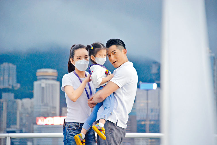 ■太太方媛帶長女到場撐城城,一家三口大方合照。
