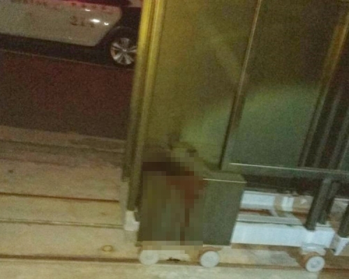 事發後,現場遺下一大灘血漬。網圖