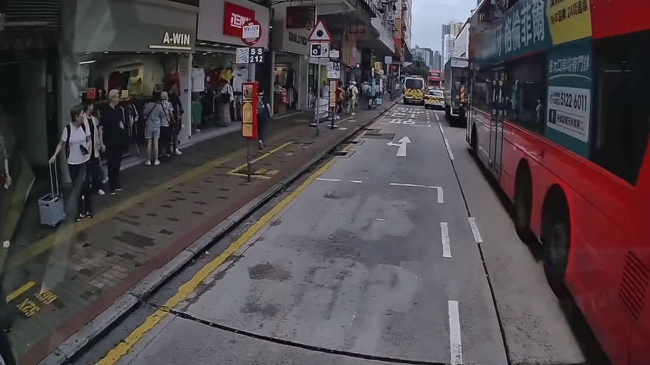 警車待前方有空位後,隨即加速追上。 警車待前方有空位後,隨即加速追上。