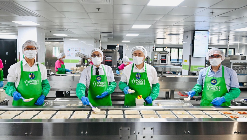一眾嘉賓參觀「惜食堂賽馬會食品製作中心」。 一眾嘉賓參觀「惜食堂賽馬會食品製作中心」。