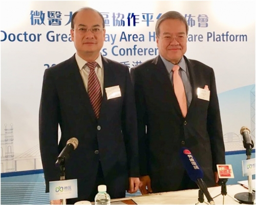 胡定旭（右）指三地各有法制，醫管局公立醫院暫無可能加入平台。