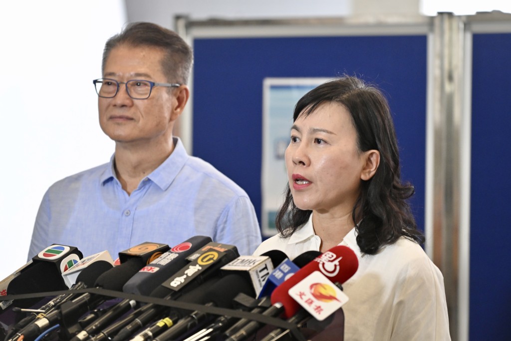 陳美寶表示欣見市民樂於透過網約方式召車,而最重要是車隊有負責人去跟進客戶服務的問題和細節,不停去改進和提升。 陳美寶表示欣見市民樂於透過網約方式召車,而最重要是車隊有負責人去跟進客戶服務的問題和細節,不停去改進和提升。
