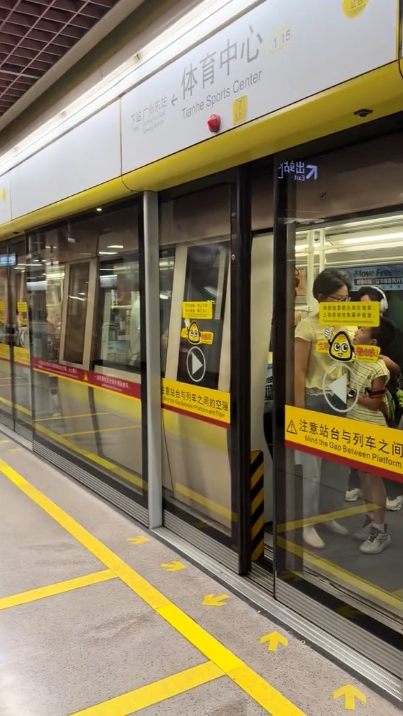 民眾將婦人強闖車廂的情景拍下。抖音@ ? 民眾將婦人強闖車廂的情景拍下。抖音@ ?