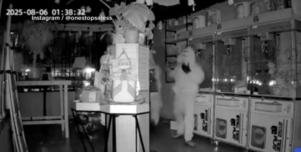 店家事後在社交媒體公布監控影片,顯示至少四名蒙面歹徒破門而入,其後在短時間內四處翻找,洗劫貨架並帶走多箱商品。 店家事後在社交媒體公布監控影片,顯示至少四名蒙面歹徒破門而入,其後在短時間內四處翻找,洗劫貨架並帶走多箱商品。