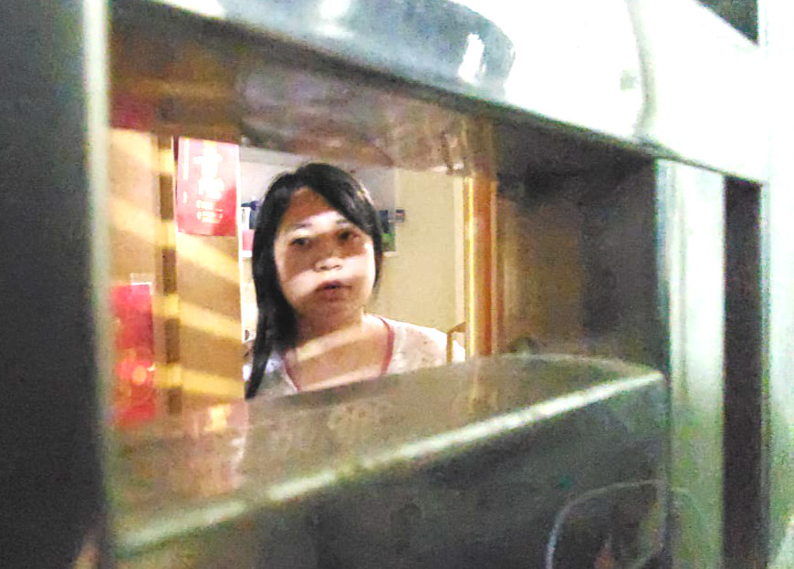 女鄰居很少見戶主返回單位。