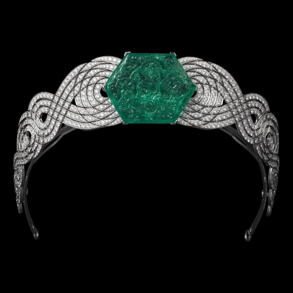 卡地亞2012年製作的鉑金、鑽石及祖母綠泰姬陵祖母綠冠冕（可拆分為胸針），借展自女企業家何超瓊。