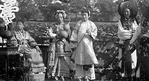 慈禧太后極愛蓮花，尤其在夏日於頤和園乘船賞荷，享受「活神仙」般的生活。