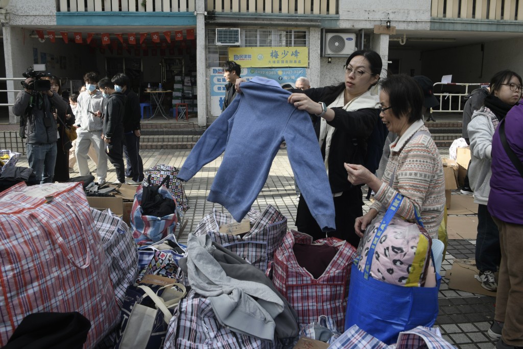 有熱心人士將物資送予受影響居民。陳浩元攝 有熱心人士將物資送予受影響居民。陳浩元攝