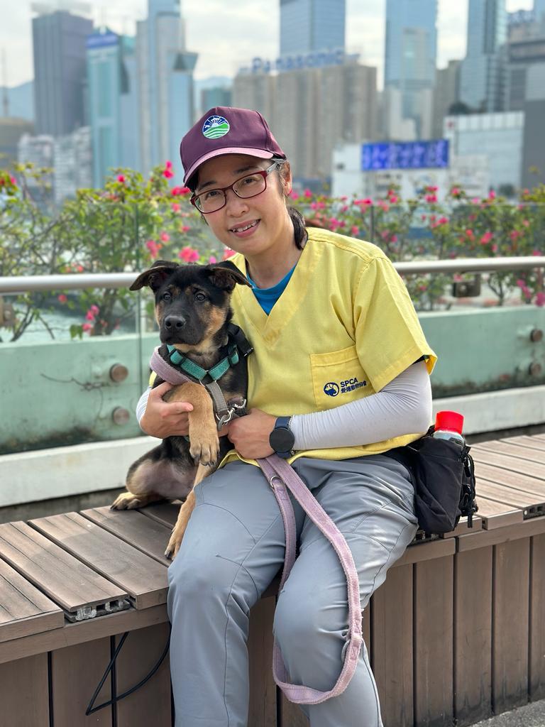 Connie已担任爱协领犬员10年，即使是大时大节甚至台风将至，都坚持带狗狗散步。（爱协提供图片）