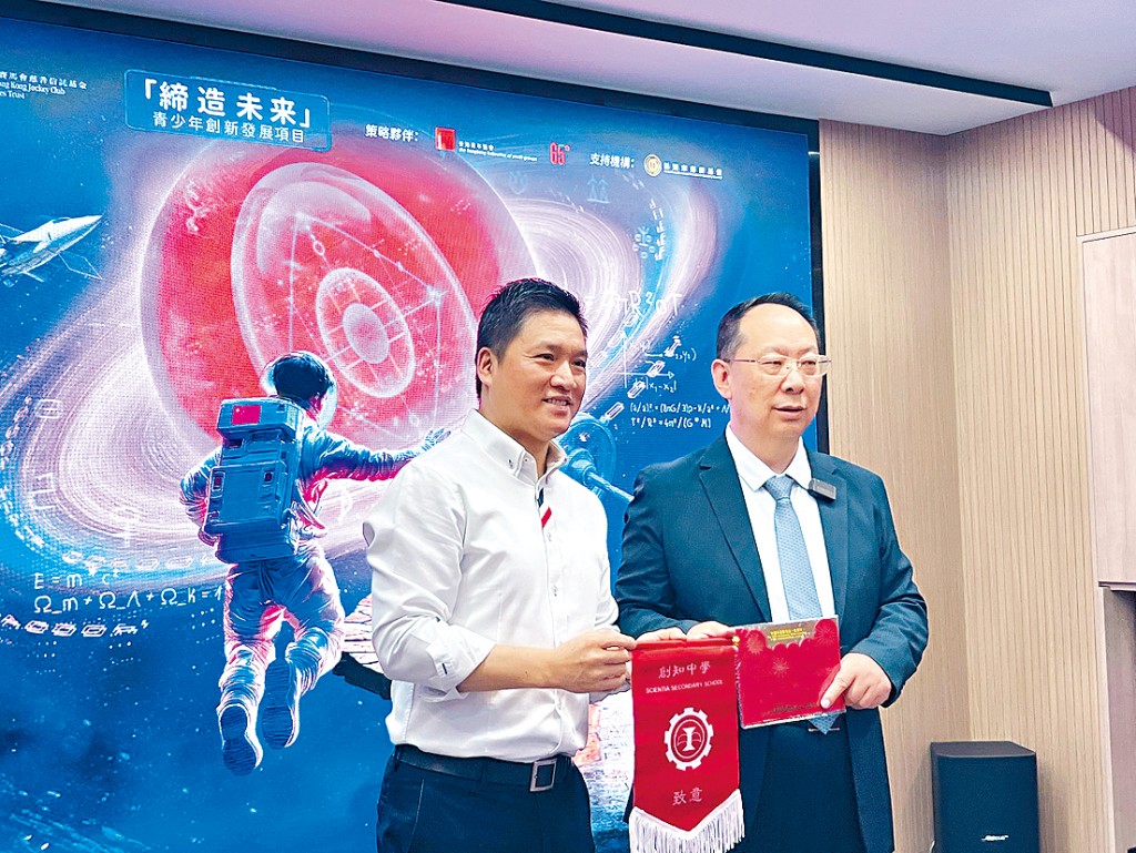 真空計量專家李得天(右) 真空計量專家李得天(右)