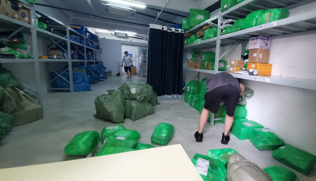 不少市民前往各區自提點拿取網購貨品,享受免運費優惠。 陶法德攝 不少市民前往各區自提點拿取網購貨品,享受免運費優惠。 陶法德攝