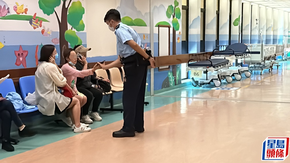 女童母親當日在屯門醫院等候愛女消息顯得憂心忡忡。資料圖片