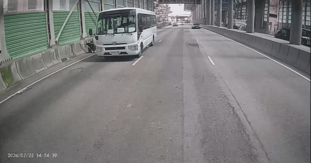 男子突然打開左車門跳車,倒地後在地上打跟斗。fb「屯門公路塞車關注組」Pong Wu片段截圖 男子突然打開左車門跳車,倒地後在地上打跟斗。fb「屯門公路塞車關注組」Pong Wu片段截圖