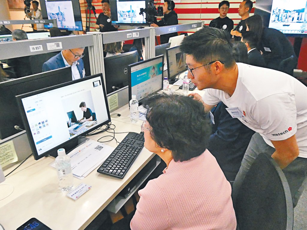 數十名學校校長率先參與「校長AI公開課」，嘗試使用「青少年人工智能教育平台」的不同功能。