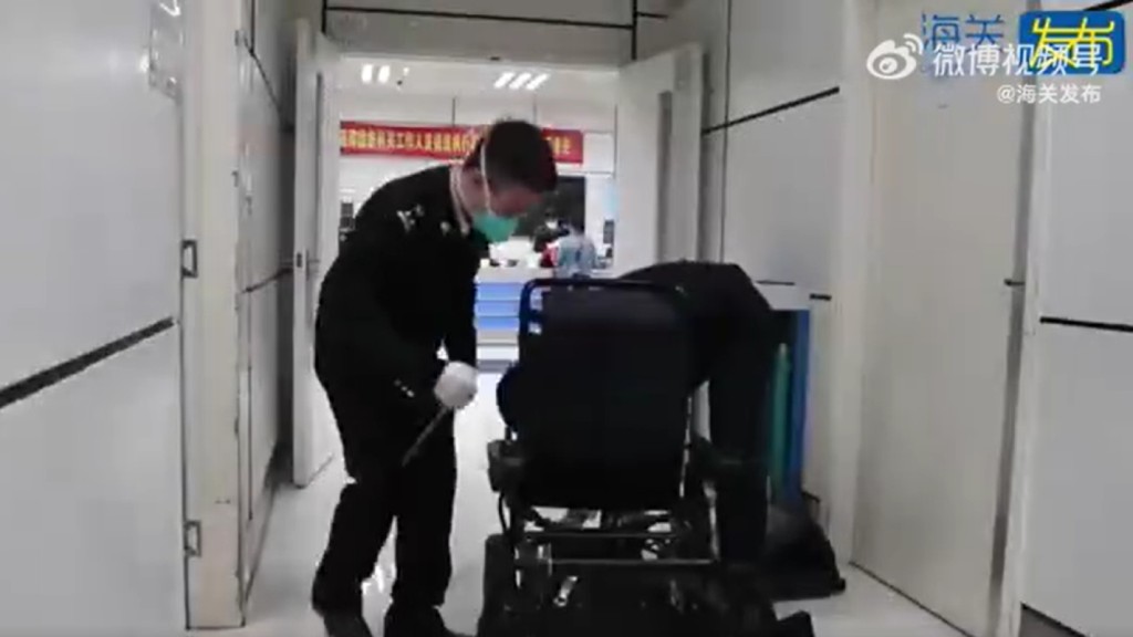 关员拆解电动轮椅检验。内地海关微博