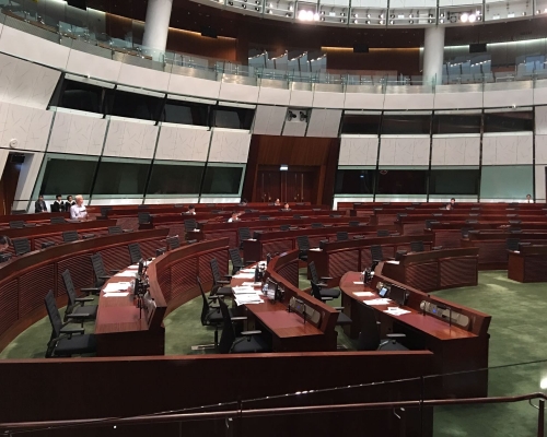 多名民主派議員在會議上相繼發言,被主席梁君彥指離題或重複論點。