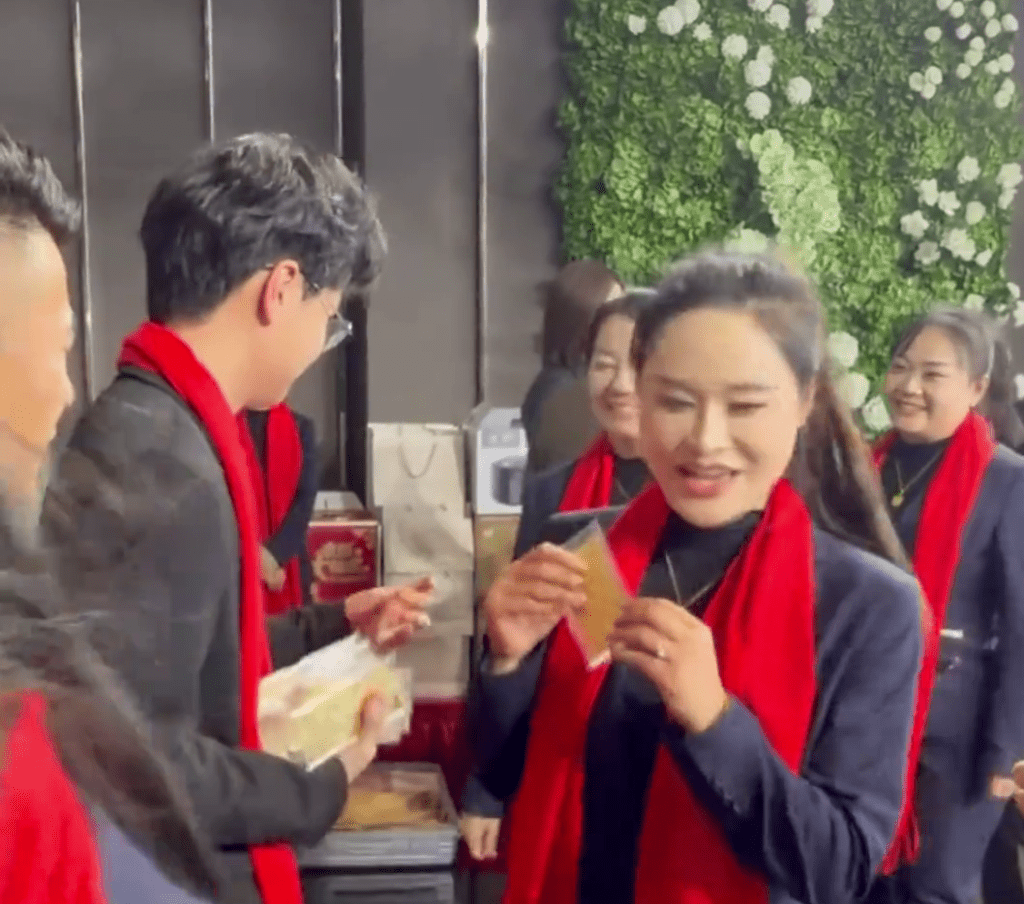 員工尾牙獲贈1克金鈔，笑逐顏開。