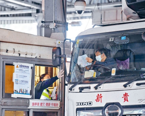 跨境司機今起需簽署承諾書。資料圖片