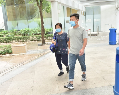 溺斃老翁的兩男兩女家屬今早到葵涌殮房認屍，離開時不發一言。  楊偉亨攝