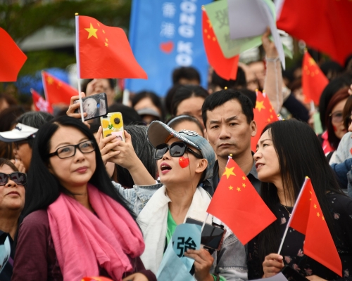 譚耀宗指若通過修訂國旗法,不能容許參加者手持國旗但活動過後就隨便棄置。 資料圖片