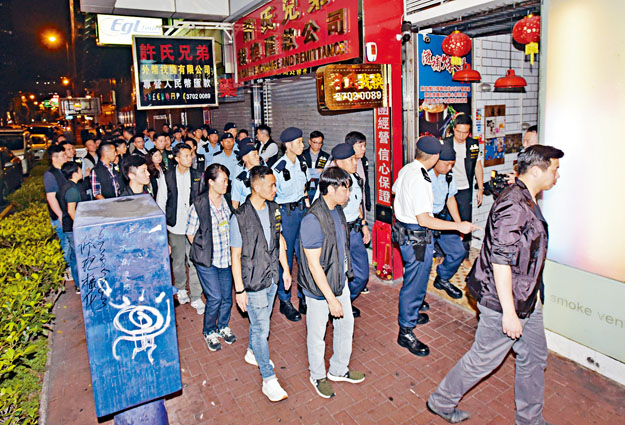 警方在尖沙嘴進行第二波反黑,大批警員進入大廈夜場查牌。
