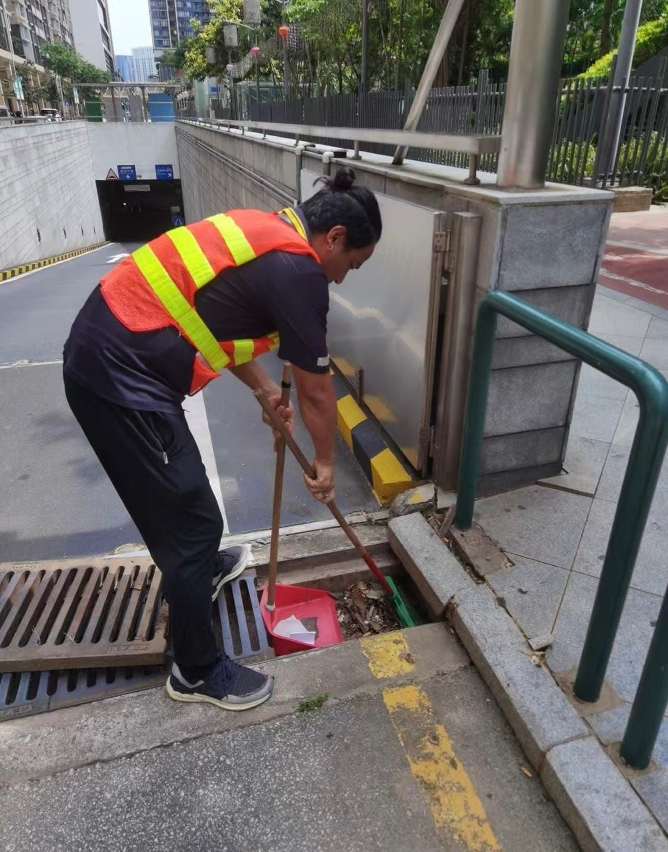 交通事務局人員於停車場入口進行渠道疏理工作。澳門政府新聞局