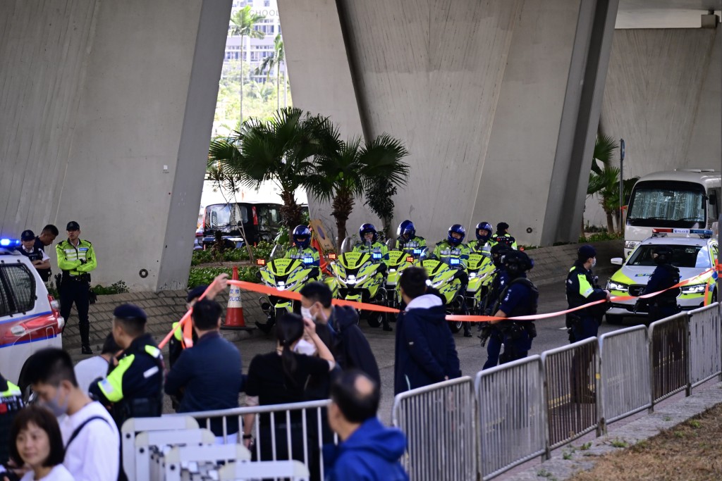 囚車抵達前，警方安排暫時封路。陳極彰攝