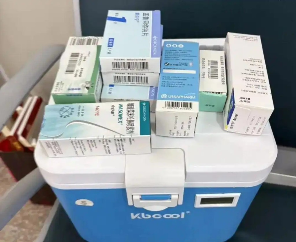 李迪每周要接受过敏注射治疗。回云南时，他就把药剂装在保冷箱里带回去注射。