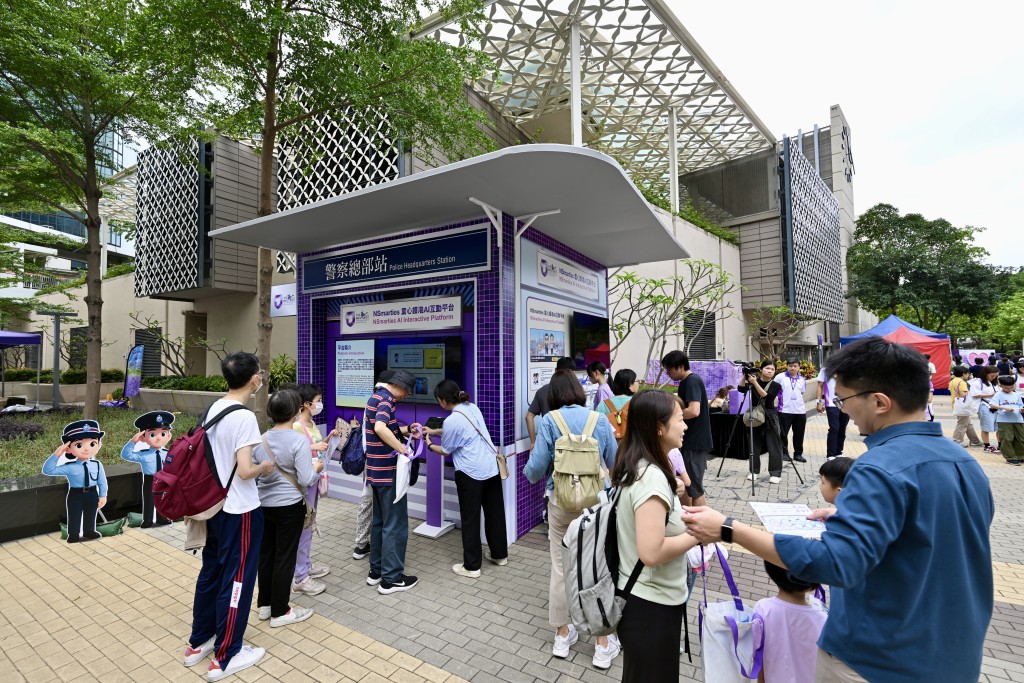 全新的「NSmarties 童心護港 AI 互動平台」，市民可透過AI 生成繪本及影片，沉浸式了解「總體國家安全觀」的20個重點領域。