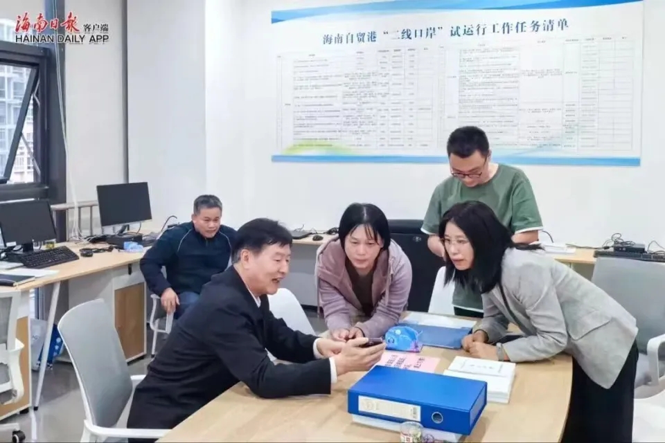 海南省省長劉小明實地調研省口岸指揮部。 海南日報