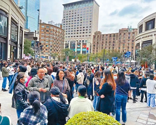 上海民眾跑出樓外避險。