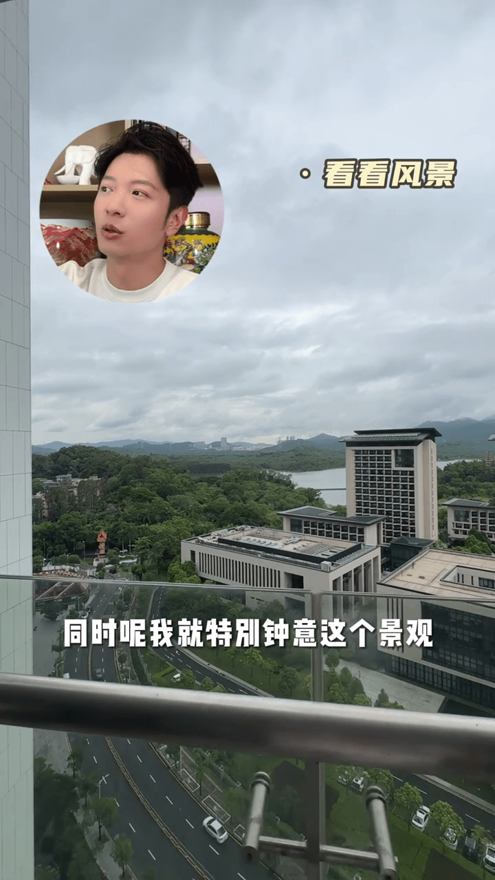 高鈞賢閒時會於景色優美的大露台品酒。