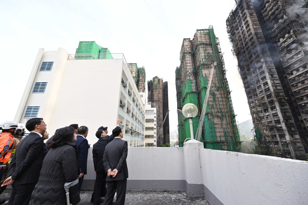 李家超周四到現場了解情況。 李家超周四到現場了解情況。