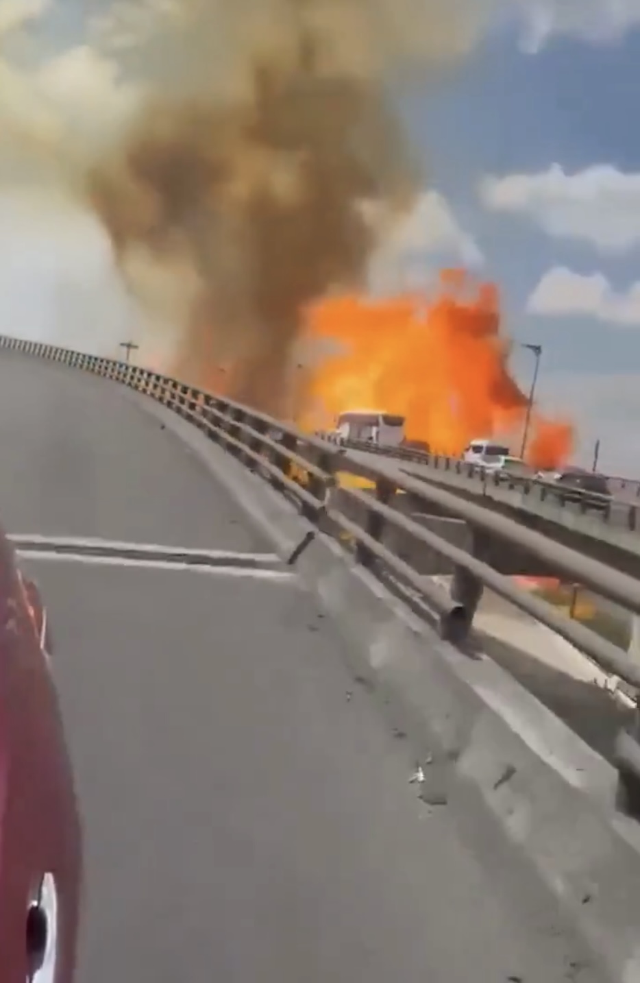 墨西哥氣罐車翻側爆炸，車輛駛過猶如親臨災難片現場。 X@AikNewsPK