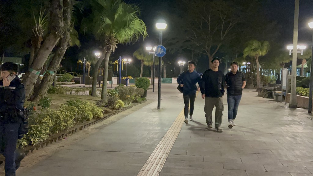 警方到場調查。 警方到場調查。