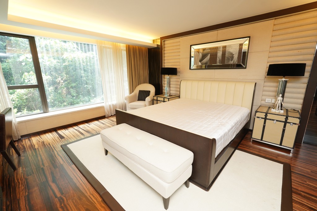 睡房大范围选用暖色，令整体空间洋溢温馨感。