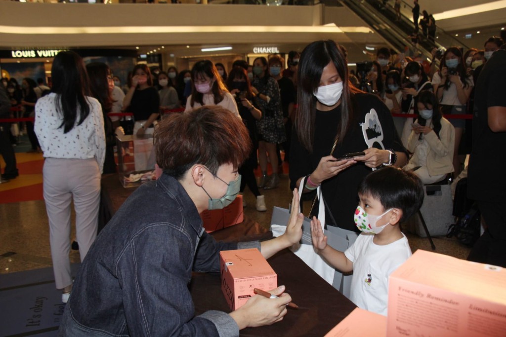 Ian與年幼粉絲擊掌。