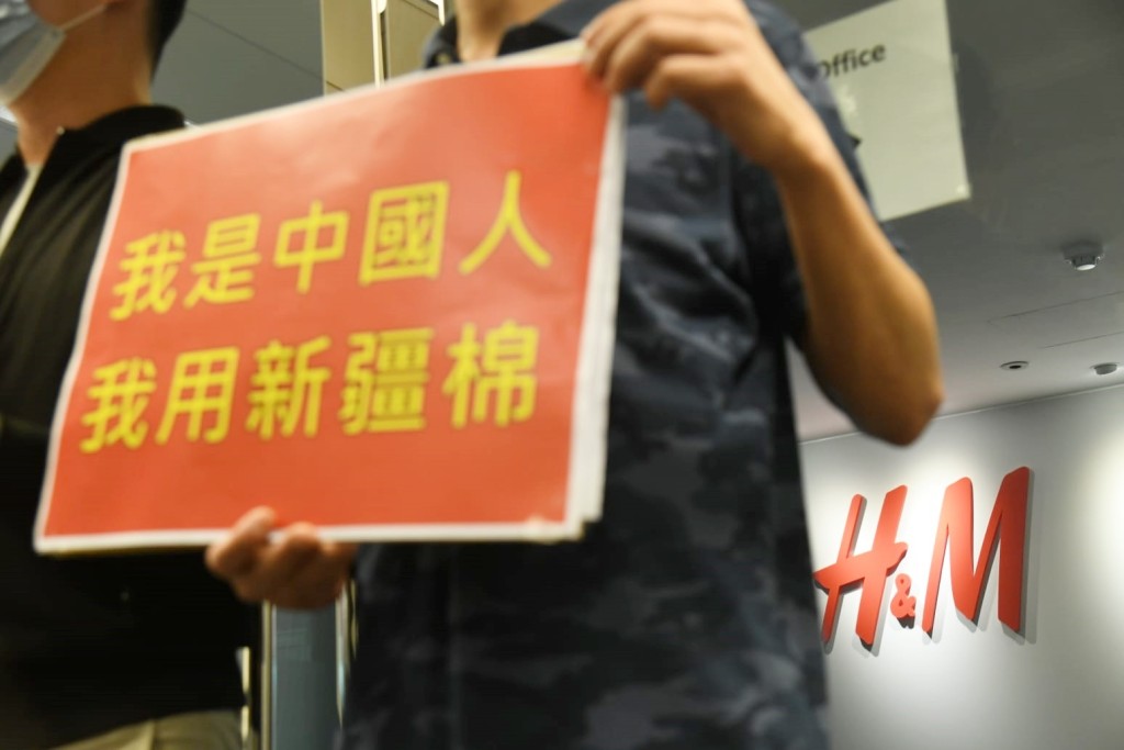 公民力量李梓敬等成員到H&M抗議。