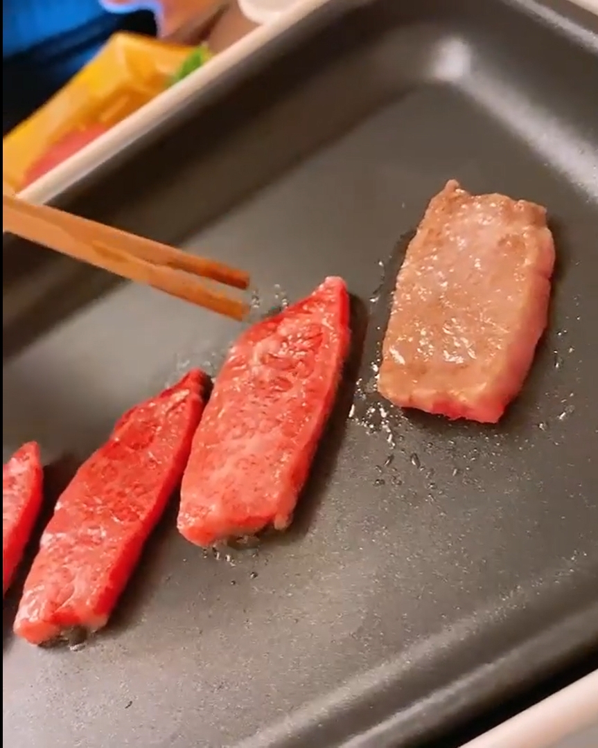 兩位「大肚婆」吃燒肉慶祝。