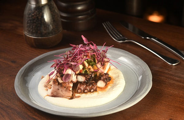 八爪魚配阿根廷青醬 $168
經過慢煮再燒烤的八爪魚肉嫩焦香又多汁，蘸上正宗的阿根廷青醬更清爽。