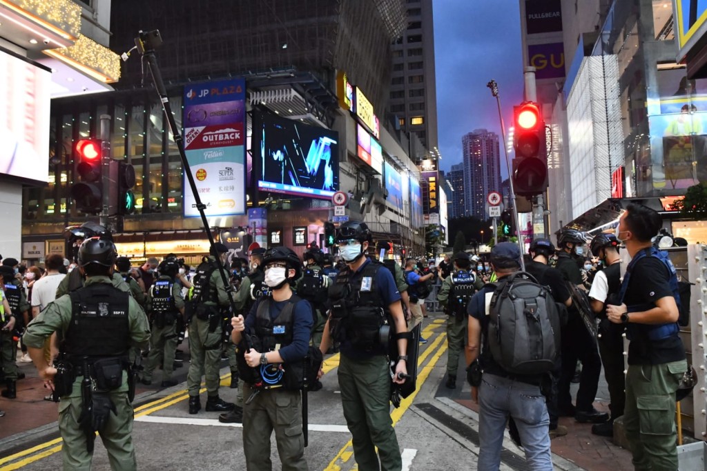警方截查大批人。