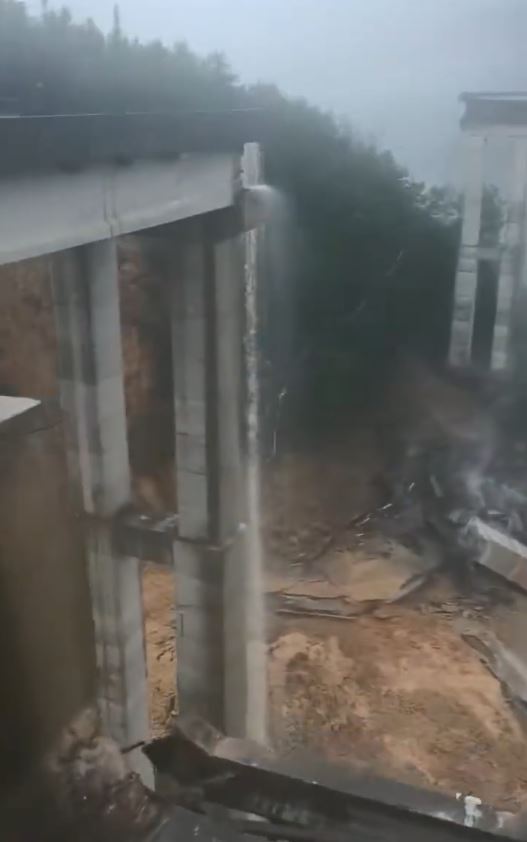 貴州發生高架橋垮塌事故，數十米下橋底發現有車輛。微博