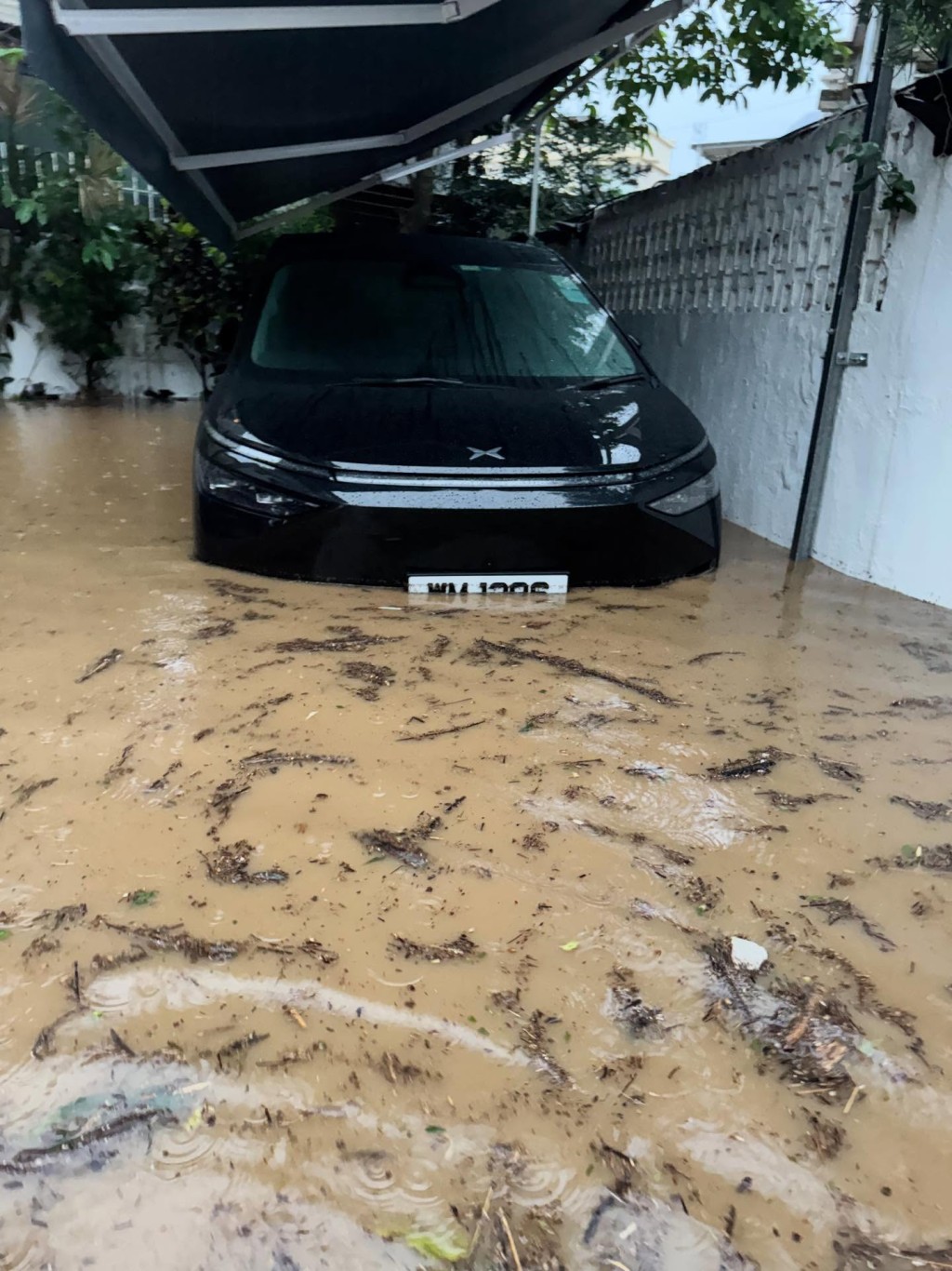 有網民泊在戶外的汽車亦被浸沒 有網民泊在戶外的汽車亦被浸沒