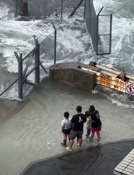 一家四口在堅尼地城加多近街與堅尼地坊新海傍交界觀浪。fb西環變幻時 Ho Man