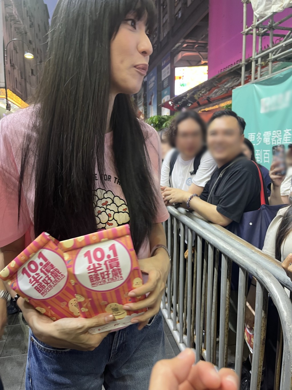 網民指王丹妮只跟外傭用英文溝通，呼籲入場睇戲。