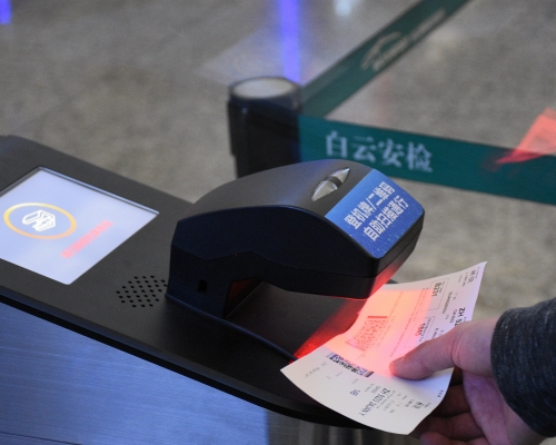 两部自助闸机需10秒内就能自动对比旅客身份和机票信息。网上图片